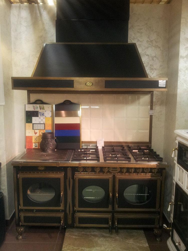 Печь-плита CASCINA 162LGE Tuscania Black с панелью, вытяжкой и рустикальным патрубком (J. Corradi) 